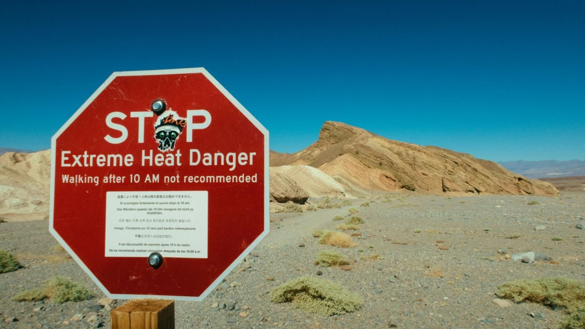Read more about the article Dealing with Heatwaves: Prevention and Survival Tips